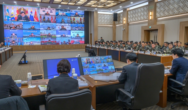 안규백 국방부장관이 지난달 19일 충남 계룡대에서 핵심 국방정책 추진을 위한 준비상태 점검하며 육·해·공군 및 해병대의 업무보고를 받고 있다. 국방부 제공