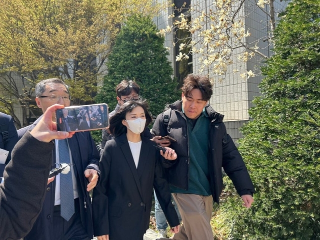 지난해 4월 구연경 LG복지재단 대표가 ‘미공개 정보 주식거래 의혹’과 관련해 서울남부지법에 출석하고 있다. 뉴시스