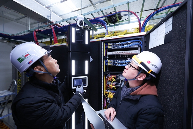 LG유플러스 관계자들이 국사(통신시설) 내부를 움직이며 장비 상태 등 현장 상황 데이터를 수집하는 인공지능(AI) 자율주행 로봇 ‘유봇(U-BOT)’을 점검하고 있다.  LG유플러스 제공