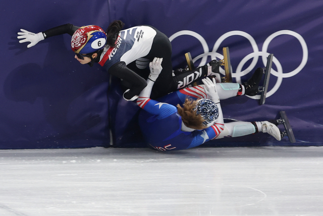 10일(현지시간) 이탈리아 밀라노 아이스스케이팅 아레나에서 열린 2026 밀라노ㆍ코르티나담페초 동계올림픽 쇼트트랙 혼성계주 준결승에서 김길리가 넘어진 커린 스토더드와 충돌하고 있다. 연합뉴스