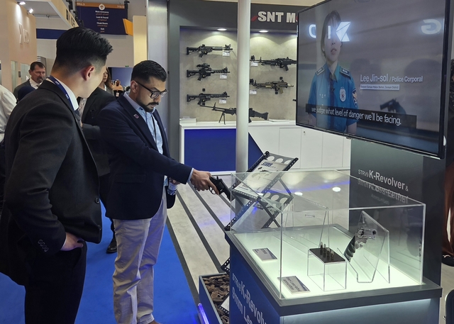 사우디아라비아 리야드에서 열리고 있는 국제방산전시회 WDS 2026 전시장에 마련된 SNT그룹 부스에 중동 관람객이 권총을 시험하고 있다. SNT모티브 제공