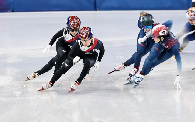 김길리(왼쪽부터)와 최민정이 10일(한국시간) 이탈리아 밀라노 아이스스케이팅 아레나에서 열린 2026 밀라노·코르티나동계올림픽 쇼트트랙 혼성계주 준준결승 경기에서 선수 교체를 하고 있다. 뉴시스