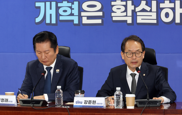 더불어민주당 재선 의원 모임 회장 강준현 의원이 10일 국회 의원회관에서 열린 정청래 대표와의 간담회장에서 발언하고 있다. 연합뉴스