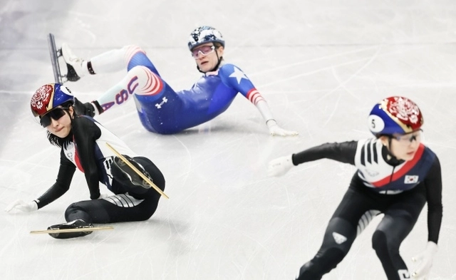 최민정(사진 오른쪽)이 10일 이탈리아 밀라노 아이스스케이팅 아레나에서 열린 2026 밀라노·코르티나동계올림픽 쇼트트랙 혼성계주 준결승에서 중심을 잃고 쓰러진 미국 선수를 피하지 못한 김길리(왼쪽)와 재빨리 터치한 뒤 얼음을 지치고 있다. 뉴시스