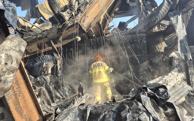 31일 한 소방대원이 충북 음성군 위생용품 제조공장 화재 현장에서 연락이 두절된 근로자를 수색하고 있다. 전날 오후 2시55분께 난 불은 공장동 여러 채를 태운 뒤 21시간 만에 진화됐다. 충북소방본부