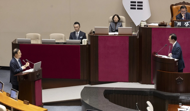 이만희 국민의힘 의원이 10일 국회에서 열린  경제 분야 대정부 질문에서 김윤덕 국토교통부 장관에게 부동산 대책 관련 질의를 하고 있다. 연합뉴스