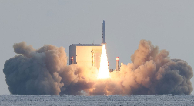 지난  2023년 12월 4일 제주 서귀포시 예래동 앞바다에서 군 주도로 고체연료우주발사체 3차 시험발사가 진행되고 있다. 연합뉴스