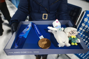 살짝 뛰었더니 목에서 ‘툭’… 떨어진 메달 금가고 깨져[2026 밀라노·코르티나 동계올림픽]