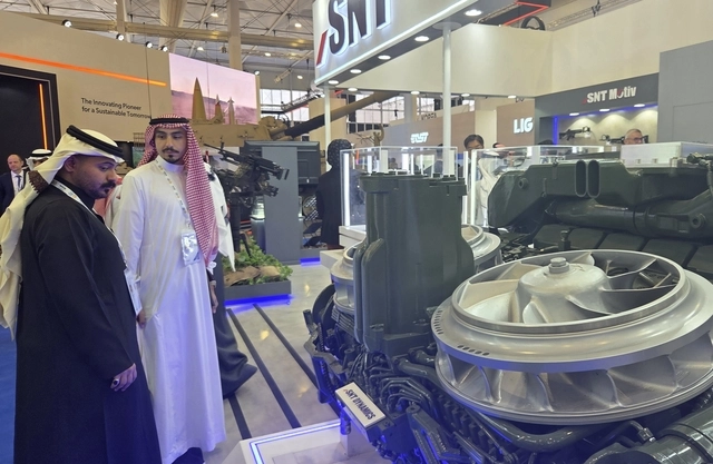 사우디 국제방산전시회 WDS 2026 SNT그룹 부스를 찾은 사우디아라비아 관람객들. SNT모티브 제공