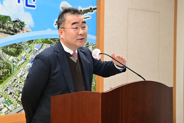 박일동 진주부시장이 10일 시청 브리핑룸에서 대학가 월세안정화 대책을 설명하고 있다. 진주시청 제공