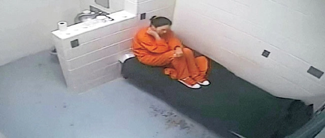 제프리 엡스타인의 옛 연인이자 공범인 길레인 맥스웰이 지난 2020년 미국 뉴욕 브루클린 감옥에 수감된 모습. 맥스웰은 9일 연방 의회 증언을 거부하고 도널드 트럼프 대통령에게 향후 증언 대가로 사면을 요구했다.  미 법무부 제공 AFP 연합뉴스