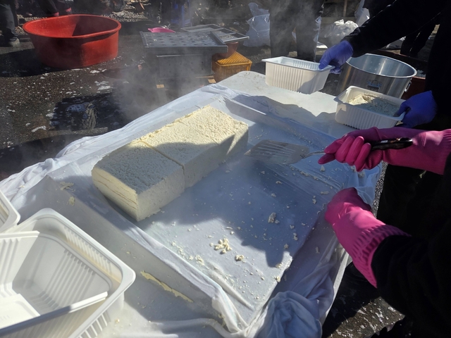 연천군 군남면 선곡리 부녀회와 번영회가 주최·주관한 ‘2026년 선곡리 사랑나눔 두부축제’ 모습. 연천군 제공