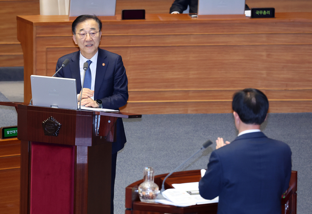 김윤덕 국토교통부 장관이 10일 국회 본회의장에서 열린 경제 분야 대정부질문에서 국민의힘 이만희 의원의 질문에 답하고 있다. 연합뉴스