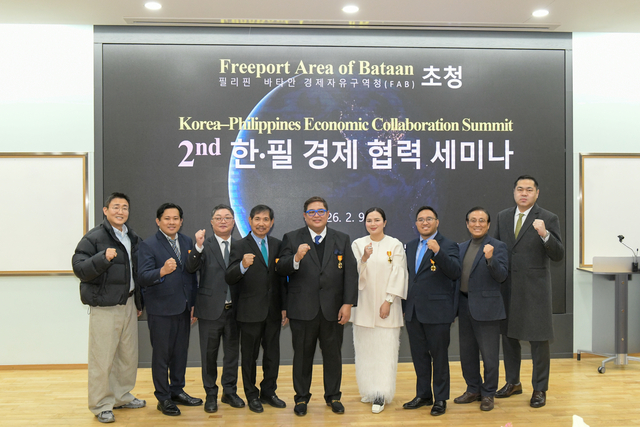 9일 서울 관악구 서울대에서 열린 ‘한-필 경제협력 세미나’에서 모하메드 후세인 P. 판간다만 필리핀 바타안 자유항만청장(가운데), 최인선 피노라 글로벌 대표(오른쪽 두번째), 최병호 엠스퀘어 글로벌 대표(오른쪽 첫번째) 등 주요 참석자들이 기념촬영하고 있다. 피노라 글로벌 제공
