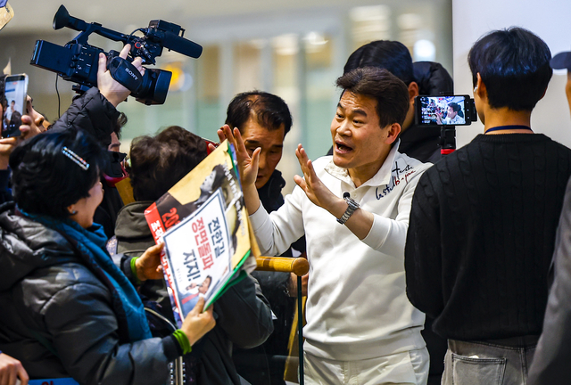 미국에 체류 중인 것으로 알려진 전직 한국사 강사 전한길씨가 3일 인천국제공항을 통해 귀국하며 지지자들과 인사를 나누고 있다. 뉴시스