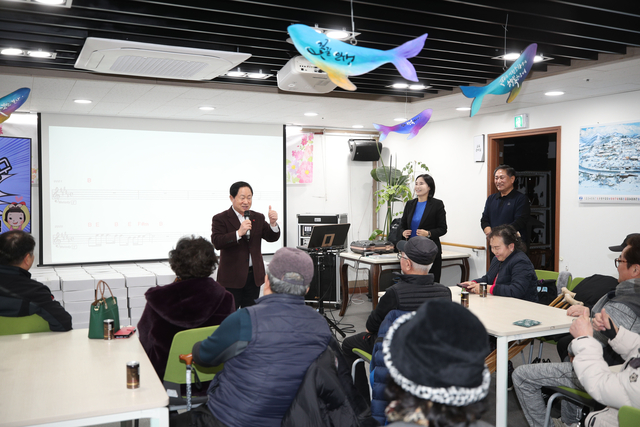 주광덕 남양주시장이 9일 금곡동 (사)한국지체장애인협회 남양주시지회를 방문해 주민들과 얘기를 나누고 있다. 남양주시 제공