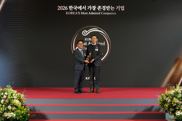 한국수력원자력(한수원)이 10일 ‘2026 한국에서 가장 존경받는 기업’ 공공부문에서 2년 연속 수상한 가운데 정용석(오른쪽) 한수원 기획본부장과 한수희 한국능률협회컨설팅 사장이 기념사진을 찍고 있다. 한수원 제공