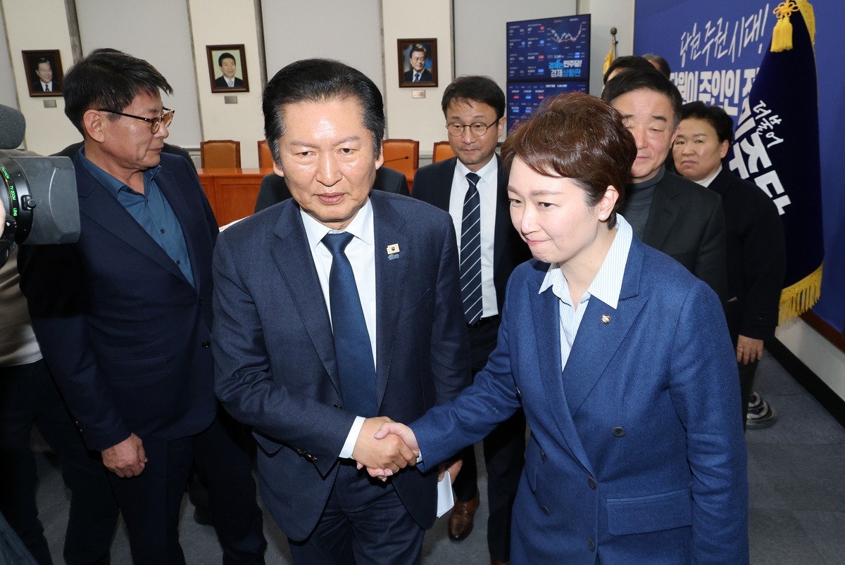 [속보]백기 든 정청래 “지방선거 전 합당 논의 중단”