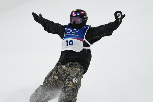 유승은이 10일 오전(한국시간) 이탈리아 리비뇨 스노 파크에서 열린 2026 밀라노·코르티나동계올림픽 스노보드 여자 빅에어 결선에서 환호하고 있다. AP뉴시스