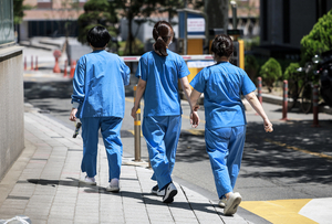 결국, 의대 정원 늘린다…증원분은 지역의사로