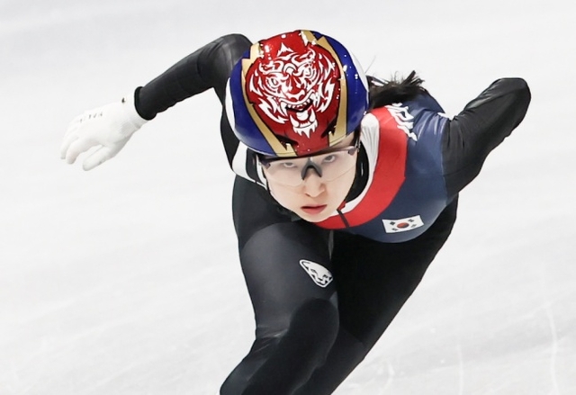 최민정이 10일(한국시간) 이탈리아 밀라노 아이스스케이팅 아레나에서 열린 2026 밀라노·코르티나동계올림픽 쇼트트랙 혼성계주 경기에서 역주하고 있다. 뉴시스