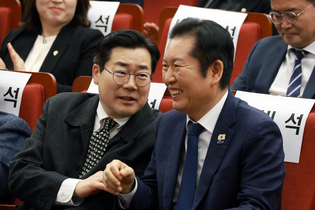 정청래(오른쪽) 더불어민주당 대표와 박찬대 의원이 10일 서울 여의도 국회도서관에서 열린 박찬대 출판기념회 ‘검은 싸락눈’에서 대화하고 있다. 뉴시스