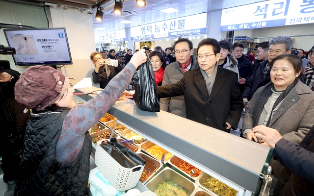 이철우 경북지사가 10일 영덕시장에서 장을 보고 있다. 경북도청 제공