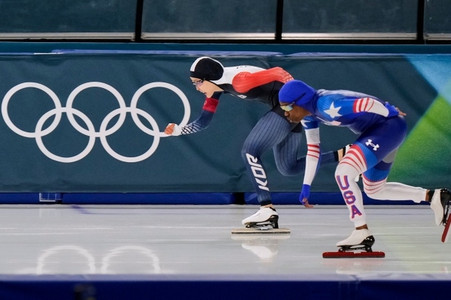 김민선(왼쪽)이 10일 오전(한국시간) 이탈리아 밀라노 스피드스케이팅 스타디움에서 열린 2026 밀라노·코르티나동계올림픽 스피드스케이팅 여자 1000ｍ에서 미국의 에린 잭슨과 힘차게 얼음 위를 달리고 있다. AP뉴시스