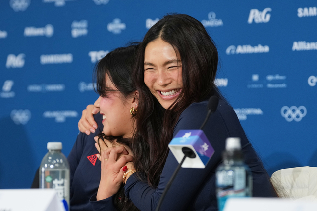 재미교포 클로이 김(오른쪽)이 9일 밤(한국시간) 이탈리아 리비뇨에서 열린 기자회견에서 미국대표팀 동료 베아 김을 껴안으며 활짝 웃고 있다.  AP 연합뉴스