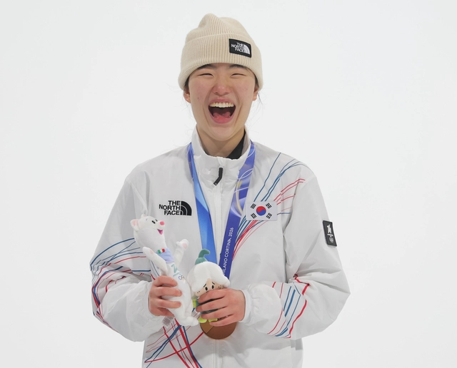 시상식에서 동메달을 받은 후 활짝 웃는 유승은.  연합뉴스