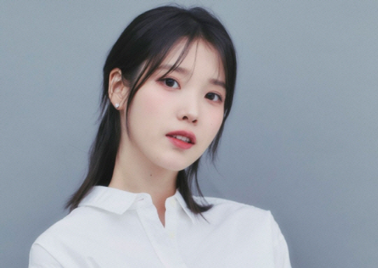 가수 아이유. EDAM엔터테인먼트