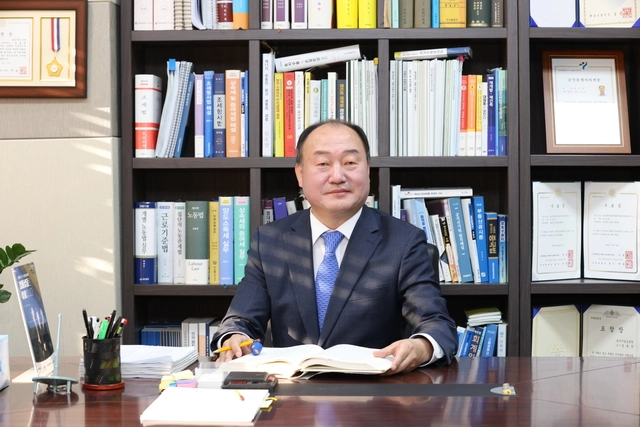 2022∼2023년 초대 보이스피싱 범죄 정부합동수사단장을 지냈던 김호삼 법률사무소 송명 대표변호사가 피싱 범죄의 실태를 설명하고 있다. 