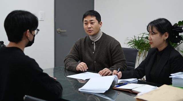 지난 10일 오후 법무법인 성진 인천 분사무소에서 김인호(37·가운데) 팀장과 김진아(오른쪽) 법무법인 성진 대표변호사가 사건 의뢰인과 상담을 하고 있다.  박윤슬 기자