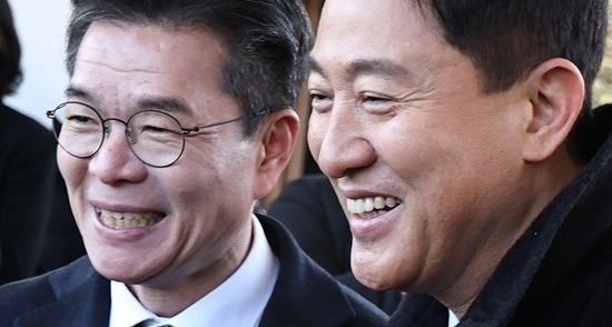 오세훈 서울시장(오른쪽)과 정원오 성동구청장이 새해 첫날인 1일 서울 동작구 국립서울현충원에서 현충탑에 참배를 마친 뒤 인사하고 있다. 연합뉴스