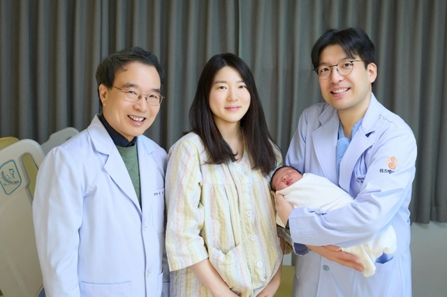 (왼쪽부터) 이기호 원장, 정씨, 이지훈 원장. 쉬즈메디 병원 제공