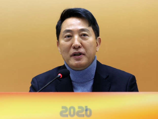 오세훈 서울시장이 10일 오전 서울 중구 서울시청에서 열린 출입기자단 신년 간담회에 참석해 기자들의 질문에 답하고 있다. 뉴시스