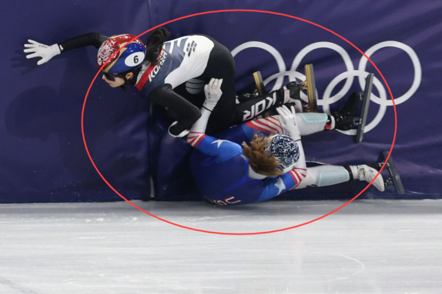 10일(현지시간) 이탈리아 밀라노 아이스스케이팅 아레나에서 열린 2026 밀라노·코르티나담페초 동계올림픽 쇼트트랙 혼성계주 준결승에서 김길리가 넘어진 커린 스토더드와 충돌하고 있다. 연합뉴스