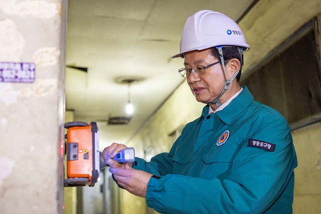 현장 안전 점검을 실시하고 있는 최호권 서울 영등포구청장. 영등포구청 제공