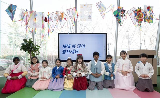 울산현대국제외국인학교 학생들이 한국의 명절 설을 앞두고 세배를 배우고 있다. HD현대중공업 제공