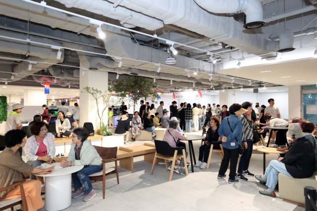 지난해 추석 연휴 서울 동작구청에서 열린 테마파크 이벤트에서 주민들이 즐거운 시간을 보내고 있다. 동작구청 제공