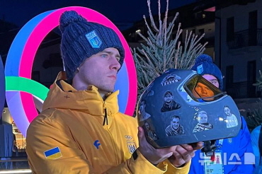 우크라이나의 블라디슬라프 헤라스케비치가 11일(한국시간) 이탈리아의 코르티나 슬라이딩센터 인근에서 열린 기자회견에서 추모헬멧을 쓰고 2026 밀라노·코르티나담페초 동계올림픽 스켈레톤에 출전하겠다고 밝혔다. AP 연합뉴스