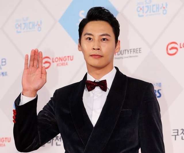 배우 정은우가 31일 오후 서울 강남구 삼성동 코엑스에서 열린 ‘2015 SBS 연기대상’에 참석해 포즈를 취하고 있다.  연합뉴스