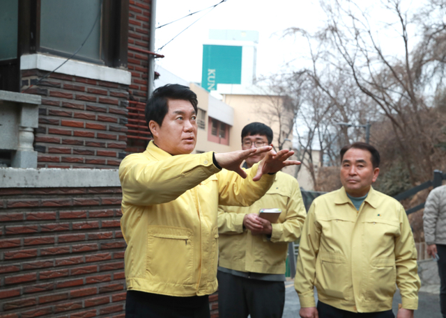 박준희(왼쪽) 서울 관악구청장이 10일 전문가들고 함께 장군봉공원 옹벽 안전점검을 하고 있다. 관악구청 제공