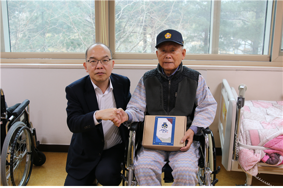 한국보훈복지의료공단 윤종진 이사장이 설 명절을 앞두고  11일 남양주보훈요양원 국가유공자를 위문하고 있다. 보훈공단 제공