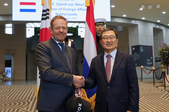 백승주(오른쪽) 전쟁기념사업회장과 서울 용산 전쟁기념관을 방문한 다비드 반 베일 네덜란드 외교부 장관이 11일 기념 촬영하고 있다. 전쟁기념사업회 제공