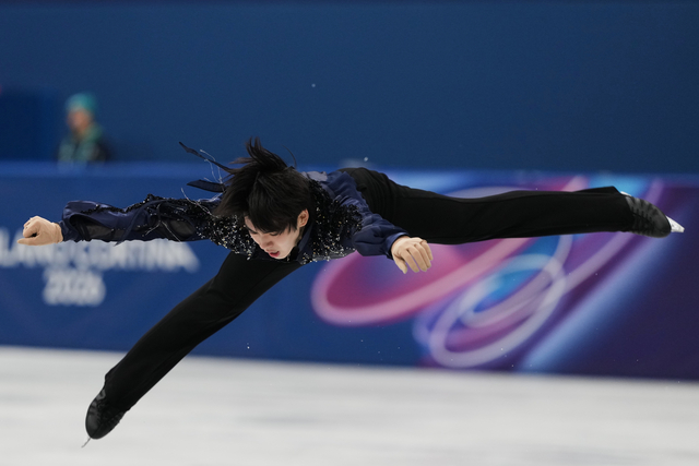 차준환이 11일 오전(한국시간) 이탈리아 밀라노 아이스스케이팅 아레나에서 열린 2026 밀라노·코르티나동계올림픽 피겨스케이팅 남자 싱글 쇼트프로그램에서 플라잉 카멜 스핀을 선보이고 있다.   AP연합뉴스