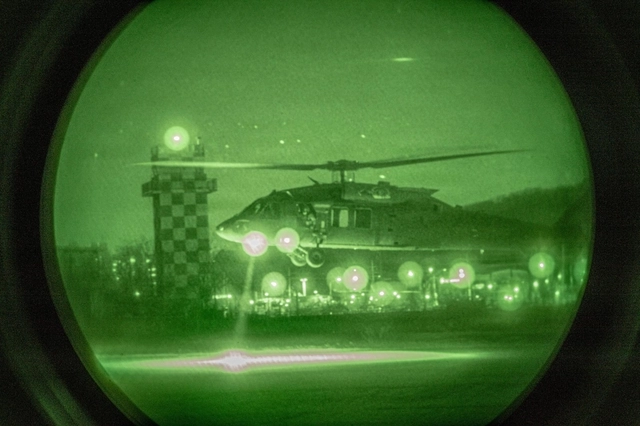 미 육군 최정예 특수부대인 ‘그린베레’ 대원과 한국 특수전사령부 대원들이 2일 밤 국내 모처에서 한미연합사단 소속 블랙호크 헬기를 타고 야간 연합 공중 강습훈련을 하고 있다. 출처 미 국방부 SNS 캡처