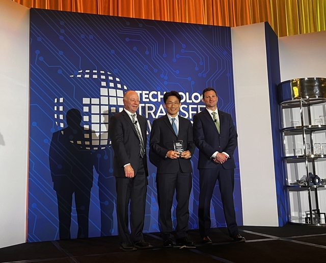 한국수력원자력이 10일(현지시간) 미국 EPRI에서 주관하는 ‘2025년 Technology Transfer Award’에서 증기발생기 검사기술 혁신에 대한 공로를 인정받아 수상했다. 한수원 제공