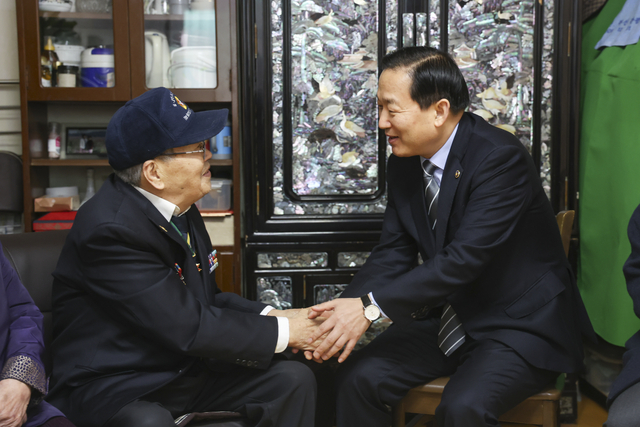 이두희(오른쪽) 국방부 차관이  11일 오전 6·25 참전유공자 김학곤(왼쪽) 노병의 자택을 위문 방문, 국가에 대한 헌신과 희생에 존경과 감사 인사를 전하고 있다. 국방부 제공