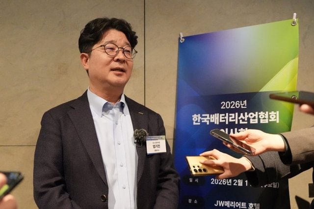 엄기천 신임 한국배터리산업협회장(포스코퓨처엠 사장)이 11일 서울 서초구 JW메리어트 호텔에서 열린 ‘2026년 한국배터리산업협회 이사회·총회’에서 취재진의 질문에 답하고 있다. 포스코퓨처엠, 연합뉴스